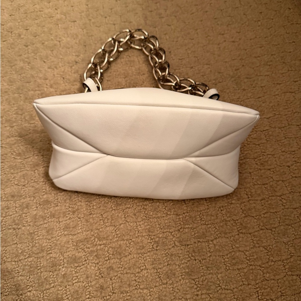 Chloe Juana Bag
White short chain handle and long strap Bag with Gold Chain - Picture 6 of 9